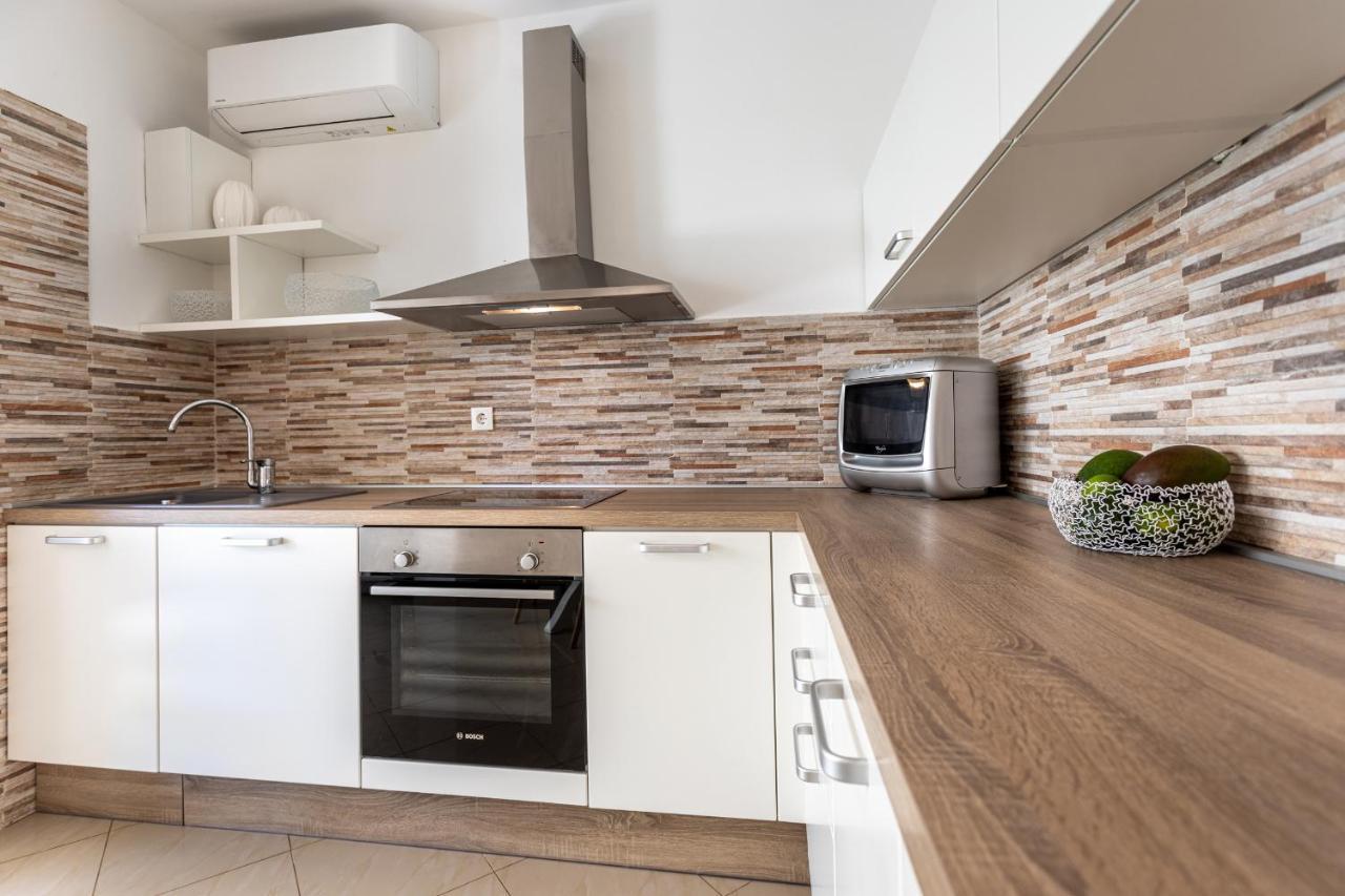 Apartments House Barbara Kornić المظهر الخارجي الصورة