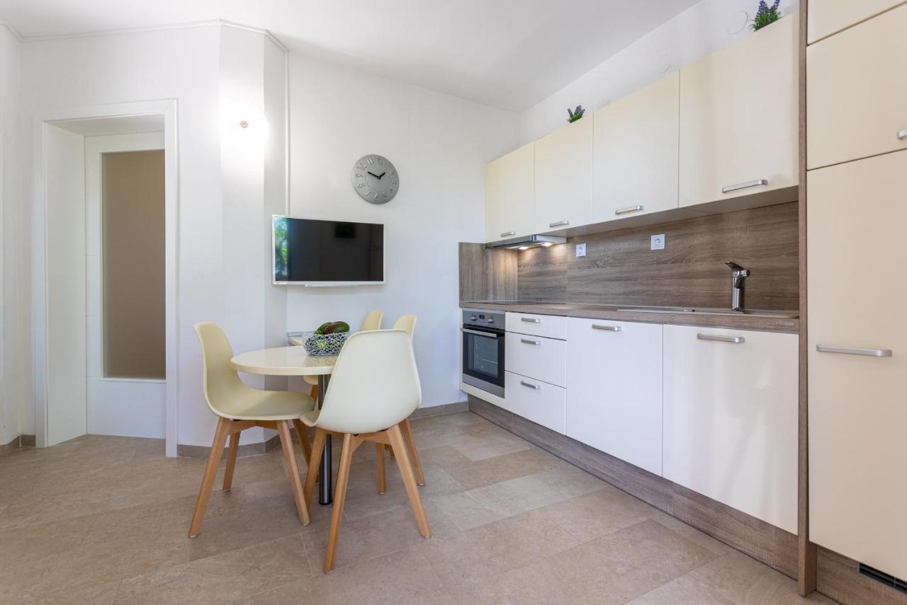 Apartments House Barbara Kornić المظهر الخارجي الصورة