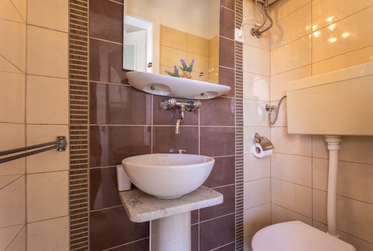Apartments House Barbara Kornić المظهر الخارجي الصورة